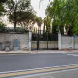 Costeggiamo dunque un lungo muro in pietra, oltre il quale vi sono altissimi pini che celano l�abbazia di Santa Scolastica. Il monastero venne eretto nel 1984 come nuova �casa� del secolare ordine religioso nato a Bari Vecchia